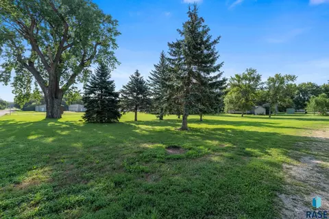 Exterior - 403 E Farmer Ave, Howard, SD 57349 photo 11 of 17