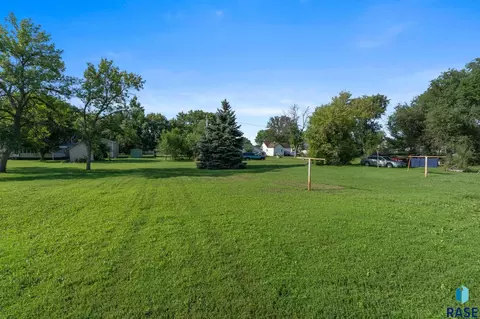 Exterior - 403 E Farmer Ave, Howard, SD 57349 photo 9 of 17