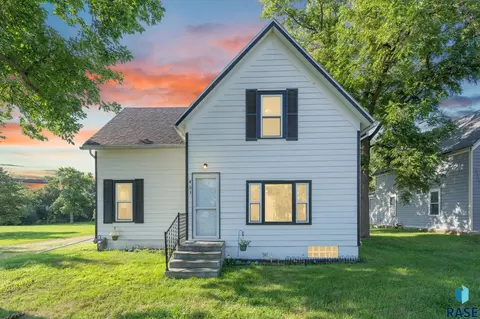 Exterior - 403 E Farmer Ave, Howard, SD 57349 photo 1 of 17
