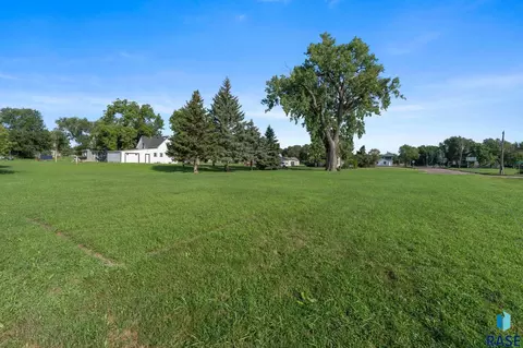 Exterior - 403 E Farmer Ave, Howard, SD 57349 photo 4 of 17