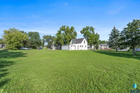 Exterior - 403 E Farmer Ave, Howard, SD 57349 photo 6 of 17