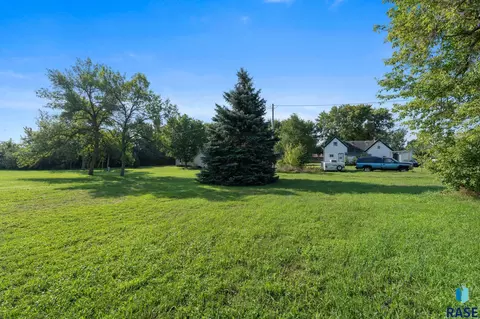 Exterior - 403 E Farmer Ave, Howard, SD 57349 photo 14 of 17