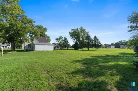 Exterior - 403 E Farmer Ave, Howard, SD 57349 photo 15 of 17