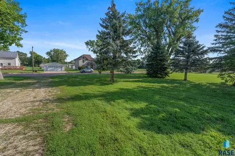 Exterior - 403 E Farmer Ave, Howard, SD 57349 photo 10 of 17