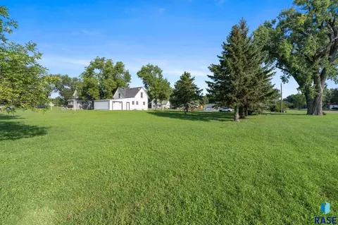 Exterior - 403 E Farmer Ave, Howard, SD 57349 photo 5 of 17
