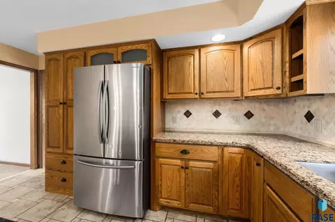 Kitchen - 401 E Aspen Dr, Sioux Falls, SD 57105 photo 3 of 6
