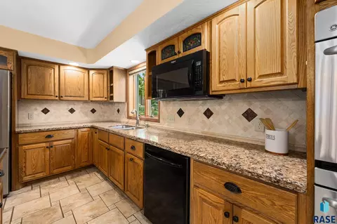 Kitchen - 401 E Aspen Dr, Sioux Falls, SD 57105 photo 4 of 6