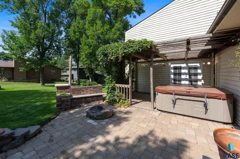 Exterior - 401 E Aspen Dr, Sioux Falls, SD 57105 photo 16 of 21