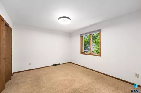 Bedroom - 401 E Aspen Dr, Sioux Falls, SD 57105 photo 5 of 5