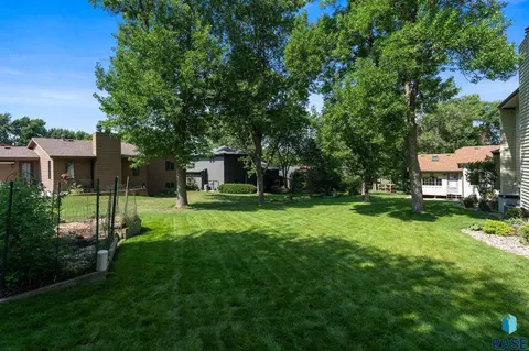 Exterior - 401 E Aspen Dr, Sioux Falls, SD 57105 photo 10 of 21