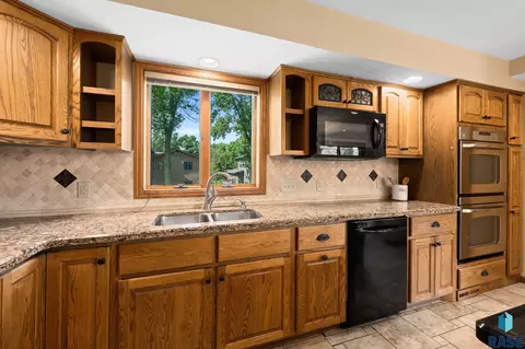 Kitchen - 401 E Aspen Dr, Sioux Falls, SD 57105 photo 2 of 6