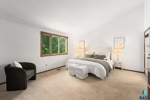Bedroom - 401 E Aspen Dr, Sioux Falls, SD 57105 photo 2 of 5