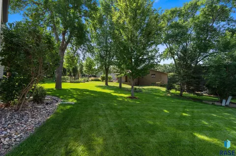 Exterior - 401 E Aspen Dr, Sioux Falls, SD 57105 photo 7 of 21