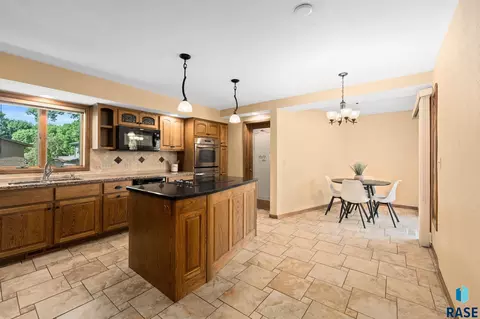Kitchen - 401 E Aspen Dr, Sioux Falls, SD 57105 photo 5 of 6