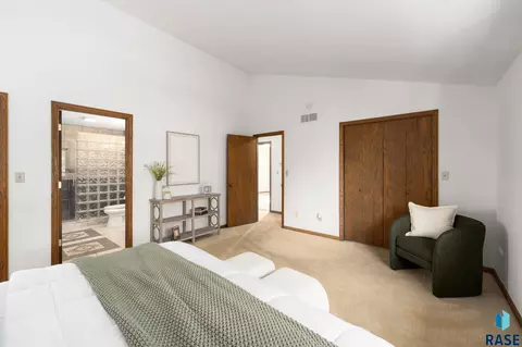 Bedroom - 401 E Aspen Dr, Sioux Falls, SD 57105 photo 3 of 5