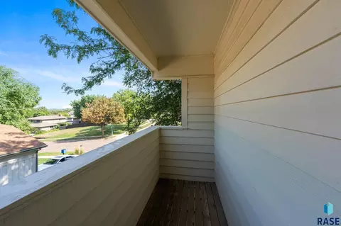 Exterior - 401 E Aspen Dr, Sioux Falls, SD 57105 photo 4 of 21
