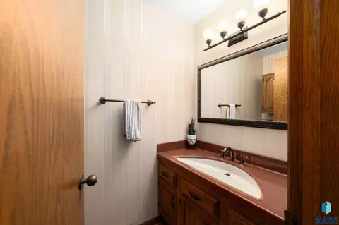 Bath - 401 E Aspen Dr, Sioux Falls, SD 57105 photo 1 of 5