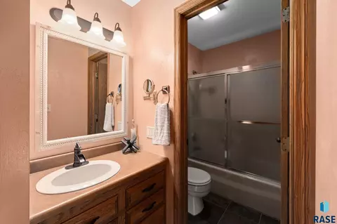 Bath - 401 E Aspen Dr, Sioux Falls, SD 57105 photo 4 of 5