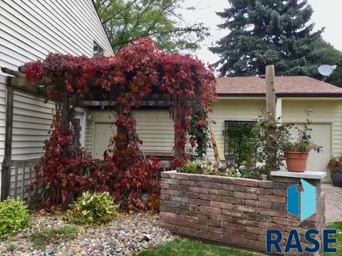 Exterior - 401 E Aspen Dr, Sioux Falls, SD 57105 photo 18 of 21