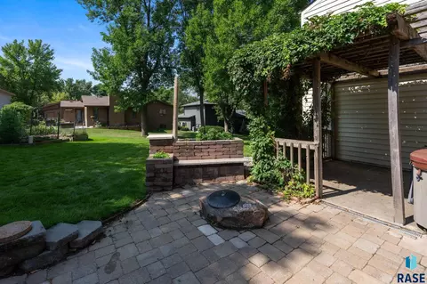 Exterior - 401 E Aspen Dr, Sioux Falls, SD 57105 photo 14 of 21