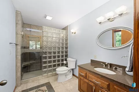 Bath - 401 E Aspen Dr, Sioux Falls, SD 57105 photo 2 of 5