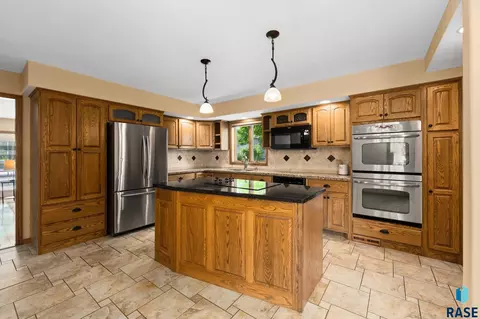 Kitchen - 401 E Aspen Dr, Sioux Falls, SD 57105 photo 1 of 6