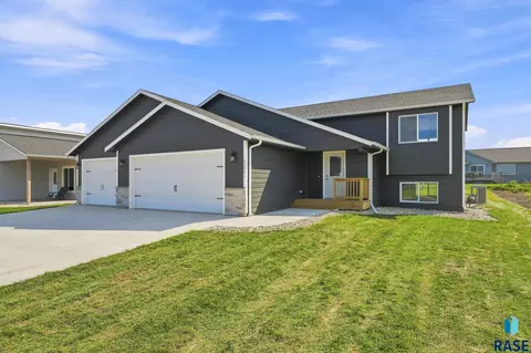 Exterior - 1430 N Titan St, Tea, SD 57064 photo 3 of 3