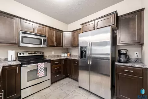 Kitchen - 2813 E Indigo Pl, Sioux Falls, SD 57108 photo 2 of 3