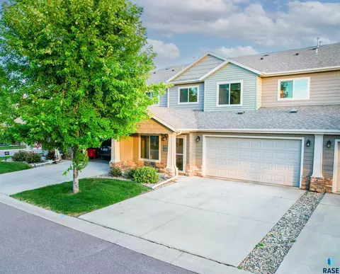 Exterior - 2813 E Indigo Pl, Sioux Falls, SD 57108 photo 3 of 3