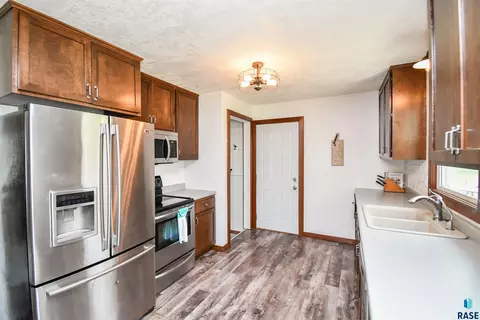 Kitchen - 217 N Needles Dr, Brandon, SD 57005 photo 3 of 3