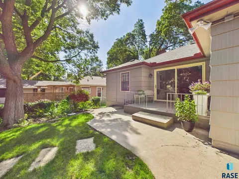 Exterior - 310 E 28th St, Sioux Falls, SD 57105 photo 3 of 7