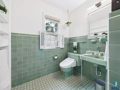 Bath - 310 E 28th St, Sioux Falls, SD 57105 photo 2 of 4