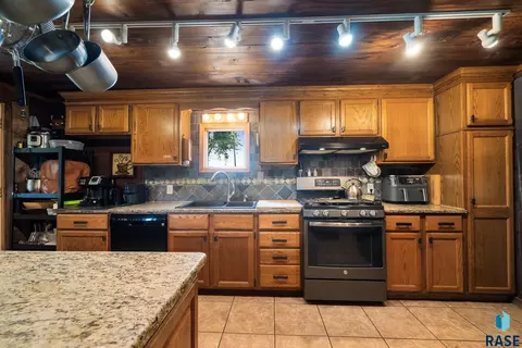Kitchen - 47766 283rd St, Canton, SD 57013 photo 3 of 9