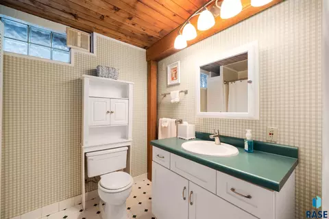 Bath - 47766 283rd St, Canton, SD 57013 photo 6 of 7