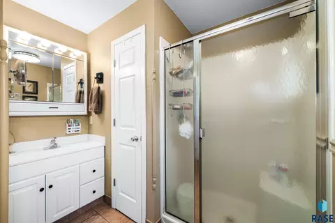 Bath - 47766 283rd St, Canton, SD 57013 photo 2 of 7