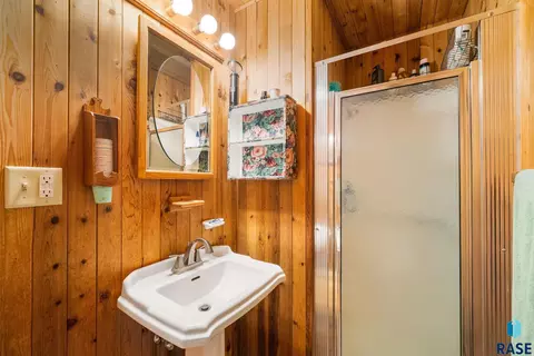 Bath - 47766 283rd St, Canton, SD 57013 photo 5 of 7