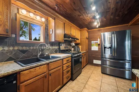 Kitchen - 47766 283rd St, Canton, SD 57013 photo 8 of 9
