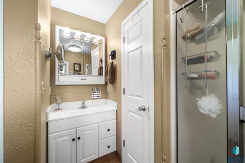 Bath - 47766 283rd St, Canton, SD 57013 photo 3 of 7