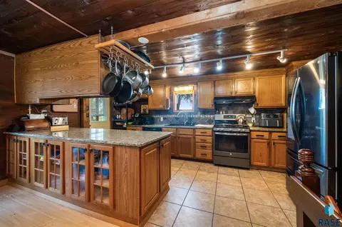 Kitchen - 47766 283rd St, Canton, SD 57013 photo 2 of 9