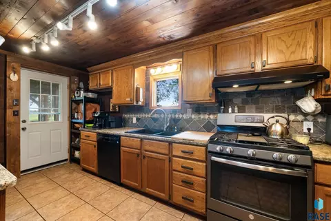 Kitchen - 47766 283rd St, Canton, SD 57013 photo 6 of 9