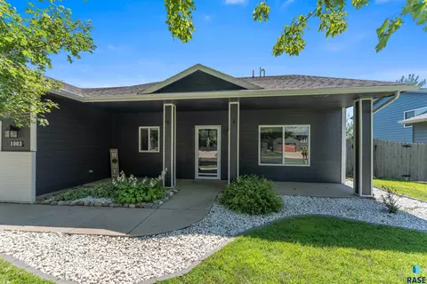 1003 Ash Grove St, Harrisburg, SD 57032