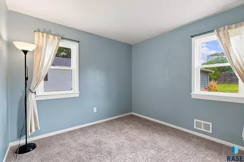 Bedroom - 944 S Cloudas Ave, Sioux Falls, SD 57103 photo 5 of 6