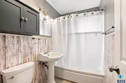 Bath - 944 S Cloudas Ave, Sioux Falls, SD 57103 photo 1 of 1