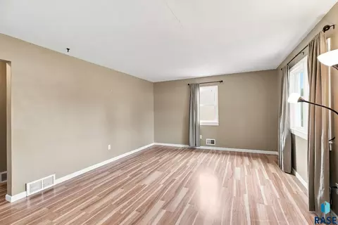 Living - 944 S Cloudas Ave, Sioux Falls, SD 57103 photo 2 of 4