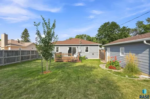 Exterior - 944 S Cloudas Ave, Sioux Falls, SD 57103 photo 5 of 7