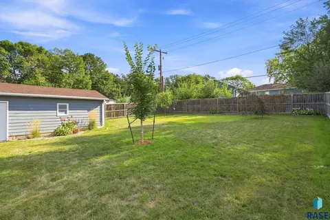 Exterior - 944 S Cloudas Ave, Sioux Falls, SD 57103 photo 6 of 7