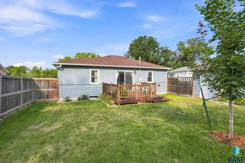 Exterior - 944 S Cloudas Ave, Sioux Falls, SD 57103 photo 4 of 7