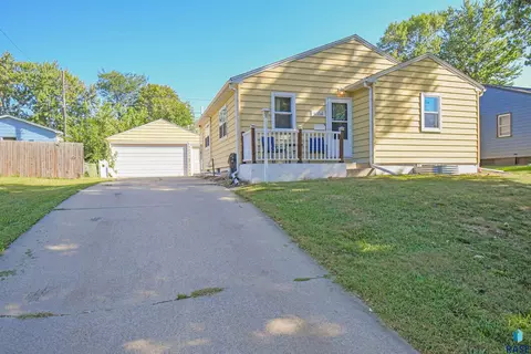 Exterior - 3104 E Claudette Dr, Sioux Falls, SD 57103 photo 2 of 5