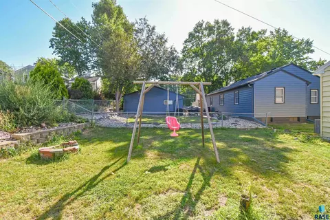 Exterior - 3104 E Claudette Dr, Sioux Falls, SD 57103 photo 4 of 5
