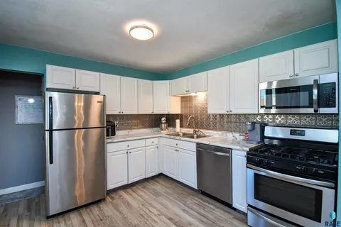 Kitchen - 3104 E Claudette Dr, Sioux Falls, SD 57103 photo 2 of 2